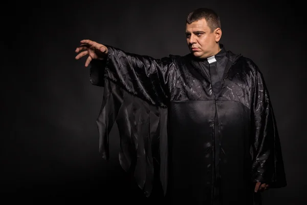Herec hraje roli kněze — Stock fotografie