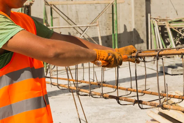 inşaatta çalışıyor