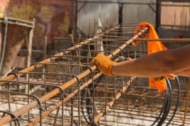 inşaatta çalışıyor