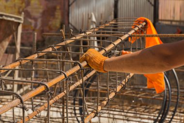 inşaatta çalışıyor