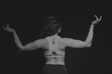 Atletik kıvırcık kız