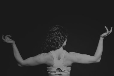 Atletik kıvırcık kız