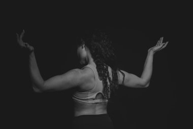 Atletik kıvırcık kız