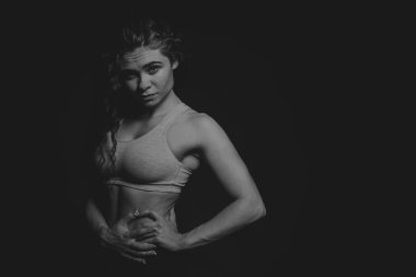 Atletik kıvırcık kız