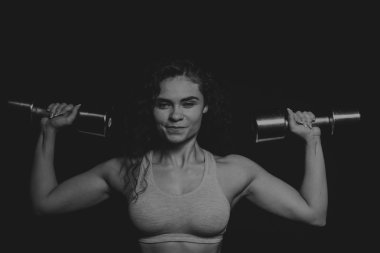 Atletik kıvırcık kız