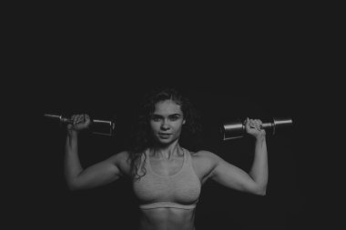 Atletik kıvırcık kız