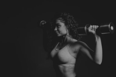 Atletik kıvırcık kız