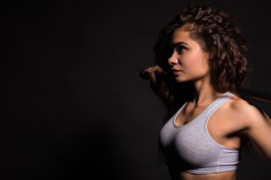 Atletik kıvırcık kız