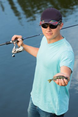 Adam bir balık yakaladı