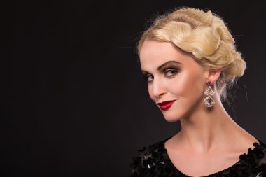 retro giysili bir kadına