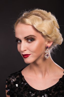 retro giysili bir kadına