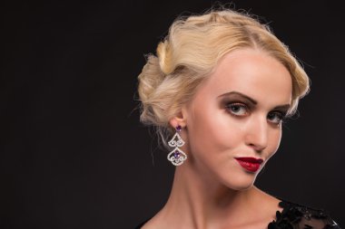 retro giysili bir kadına