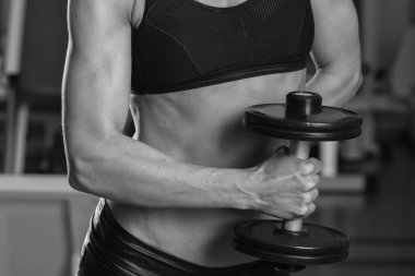 Kadın egzersiz yapıyor.