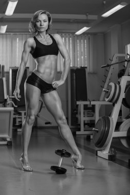 Kadın kaslarını gösteriyor.