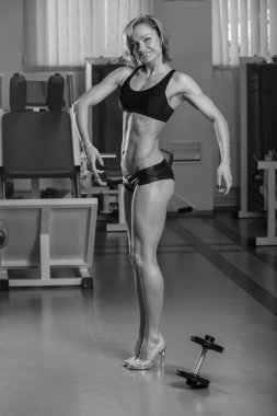 Kadın kaslarını gösteriyor.