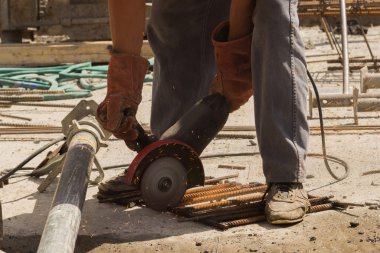 inşaatta çalışıyor