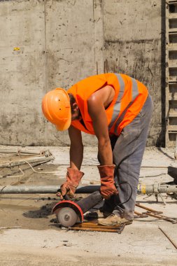 inşaatta çalışıyor