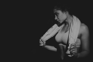 Atletik kıvırcık kız