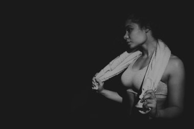 Atletik kıvırcık kız