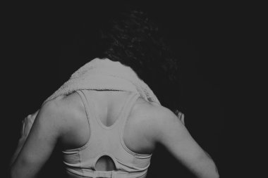 Atletik kıvırcık kız