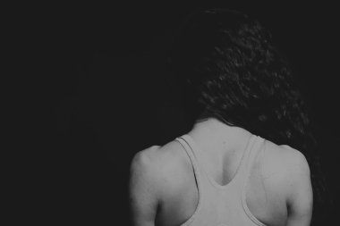 Atletik kıvırcık kız