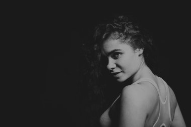 Atletik kıvırcık kız