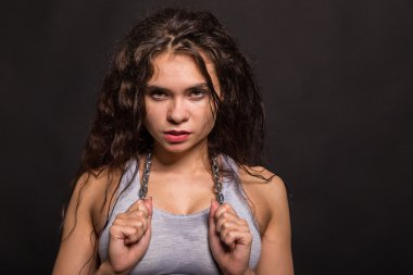 Atletik kıvırcık kız