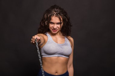 Atletik kıvırcık kız