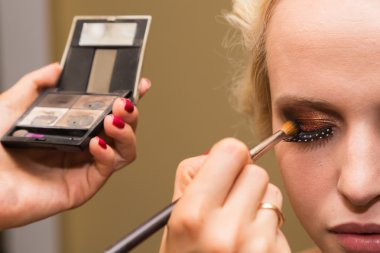 Güzel bir kız profesyonel makyaj