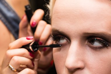 Güzel bir kız profesyonel makyaj