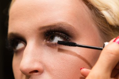 Güzel bir kız profesyonel makyaj