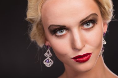 retro giysili bir kadına