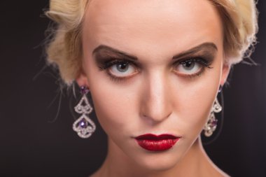 retro giysili bir kadına