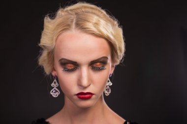 retro giysili bir kadına