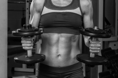 Spor kız egzersizleri dumbbells ile alır