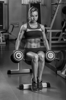 Kadın egzersiz yapıyor.