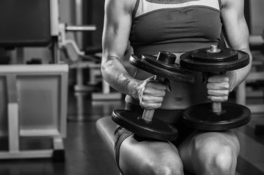 Spor kız egzersizleri dumbbells ile alır