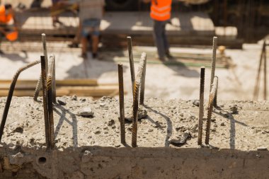 inşaatta çalışıyor