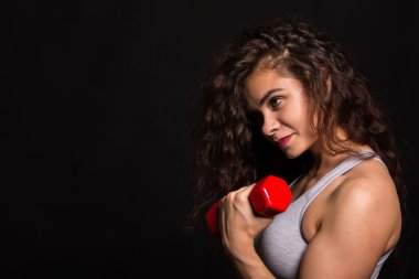 Atletik kıvırcık kız