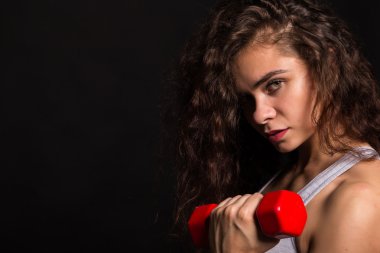 Atletik kıvırcık kız