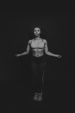 Atletik kıvırcık kız