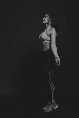 Atletik kıvırcık kız