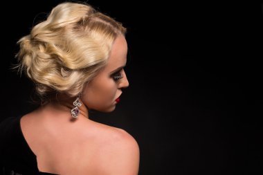 retro giysili bir kadına