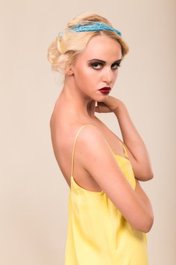 Eski tarzda bir kadın.