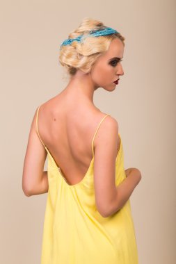 Eski tarzda bir kadın.