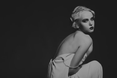 Eski tarzda bir kadın.