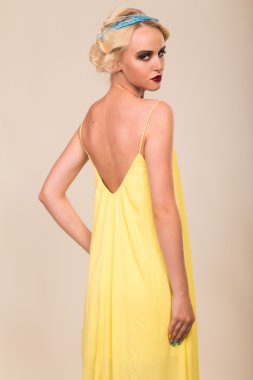 Eski tarzda bir kadın.