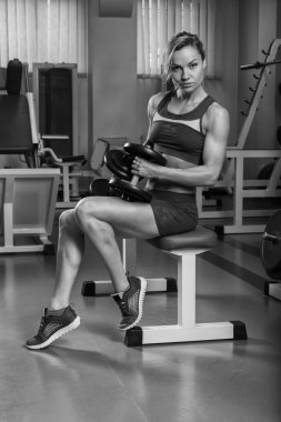 Kadın egzersiz yapıyor.