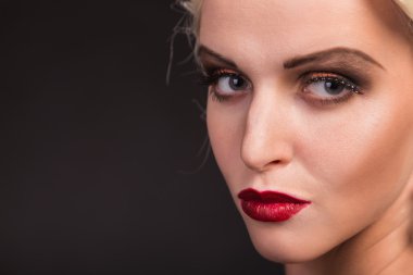 Moda makyaj ile güzel sarışın.