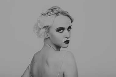 Eski tarzda bir kadın.